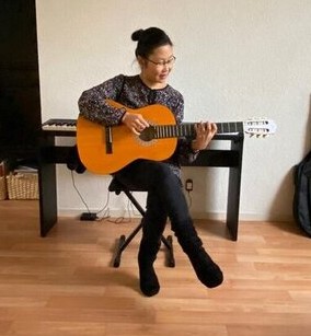 vrouw-met-beginnersgitaar